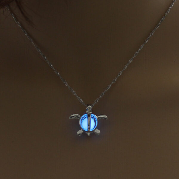 Glowing Moonstone Healing Pendant: An Exquisite Gift for Women - Image 3